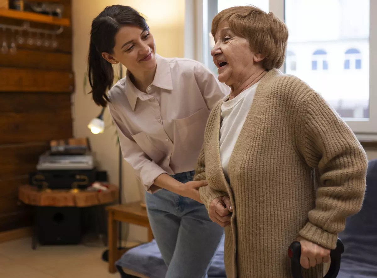 Zasiłek opiekuńczy na osobę starszą – komu się należy, jak go dostać? Zobacz, jak wygląda wsparcie dla opiekunów w Polsce i Niemczech