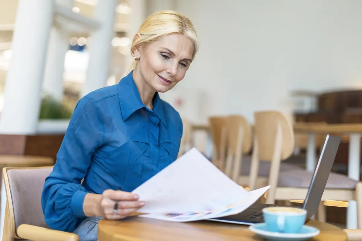 Jak napisać referencje opiekunce osoby starszej? Praktyczny poradnik dla rodzin i bliskich seniora